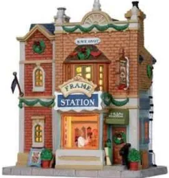 Lemax Caddington Village<Lemax 15213 - Frame Station - Caddington Village Christmas Houses & Buildings